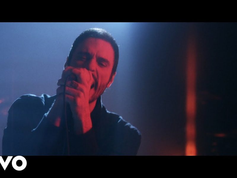 Breaking Benjamin – Torn in Two